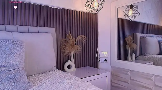 SHANONCLARK live cam on StripChat