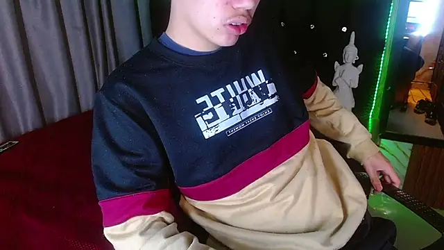 haku_nayro live cam on StripChat
