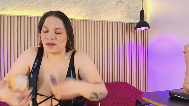 big_tits_in_your_face webcam