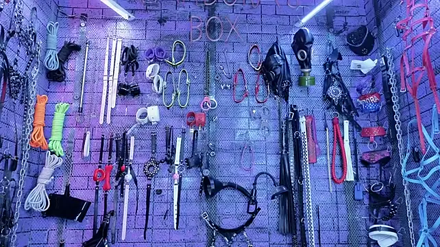 pandoranezz (F milf) - nipple clamps