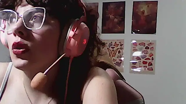 Owly_bloom live cam on StripChat