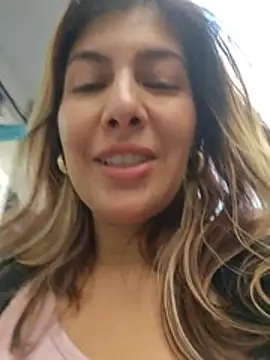 scarlett_moore (F milf) - Take off top