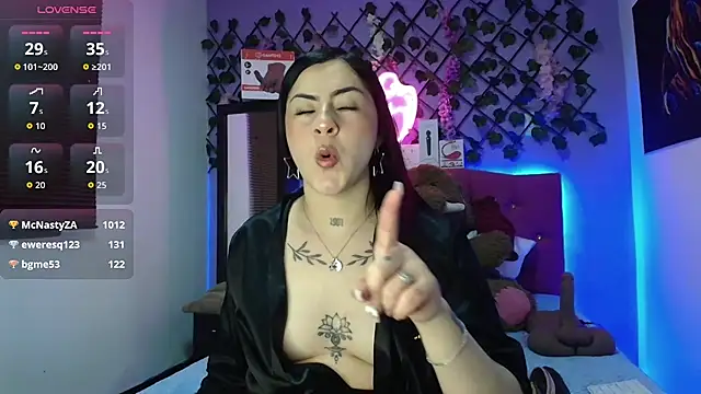 Emmie_Hot
