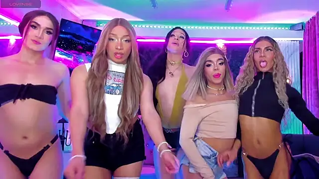 Queens_Wonders_Blonders webcam