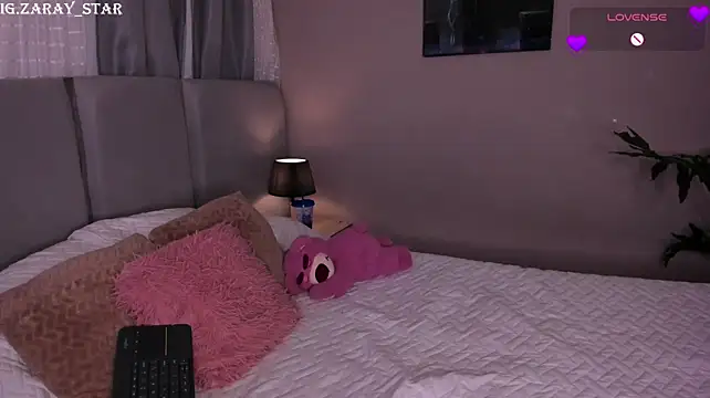 Zaray_star live cam on StripChat