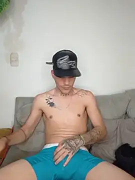 MaxHornyLatin webcam