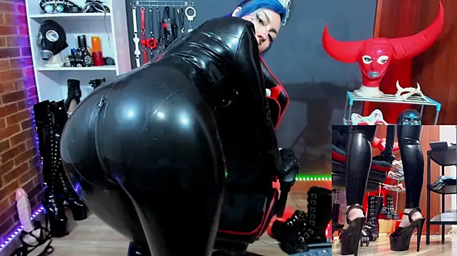 Yelena_LatexMaiden webcam