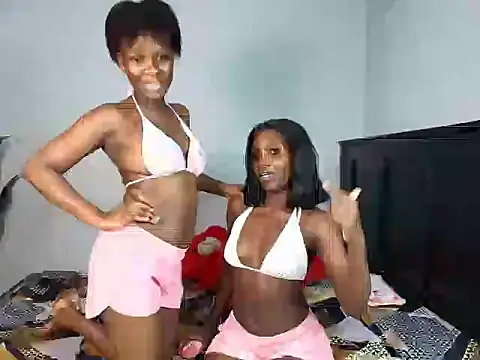LunaDarlin live cam on StripChat