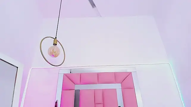 Naomi_curvy69 live cam on StripChat