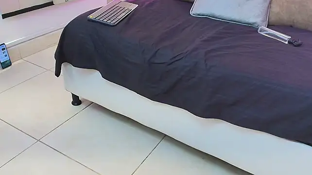 Alondracruz live cam on StripChat