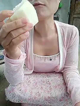 Linda-yiyi live cam