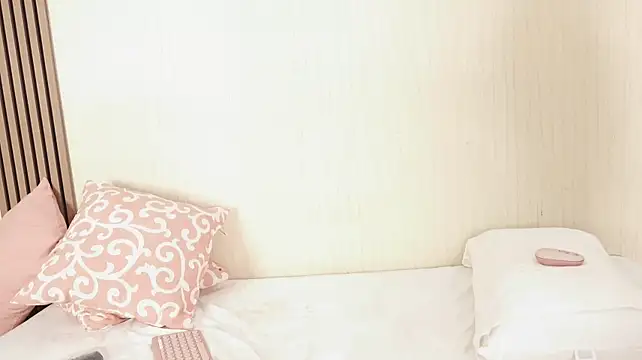 MiaBlondiee webcam