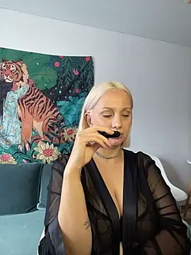Avery_Wilson live cam on StripChat