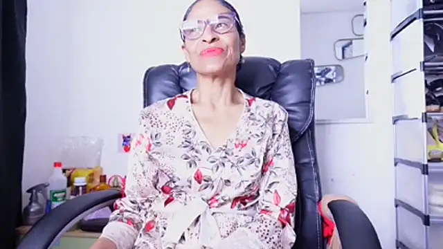 Aries_Mature webcam