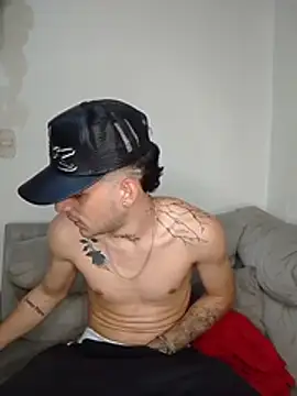 MaxHornyLatin webcam
