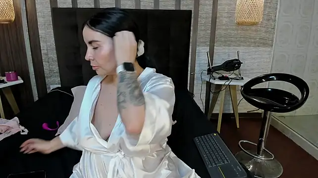 Hannah_Cross live cam on StripChat