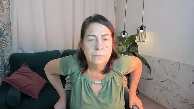 lindapassionate (F mature) - dogjy  without panties