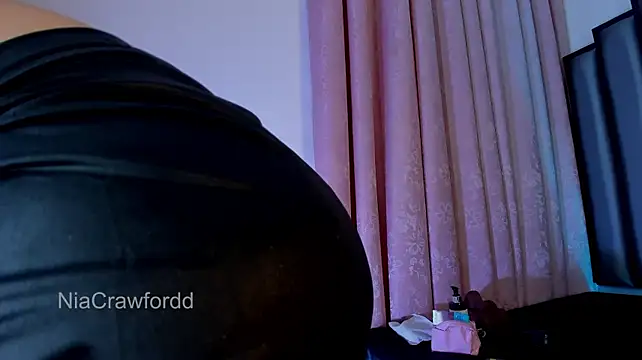 NiaCrawfordd live cam on StripChat