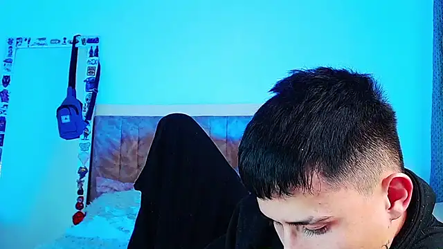 _justinmoon2 live cam on StripChat
