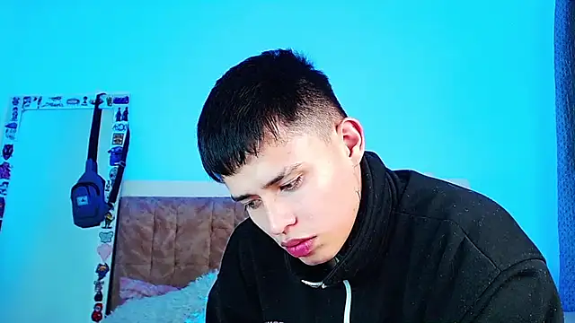 _justinmoon2 live cam on StripChat