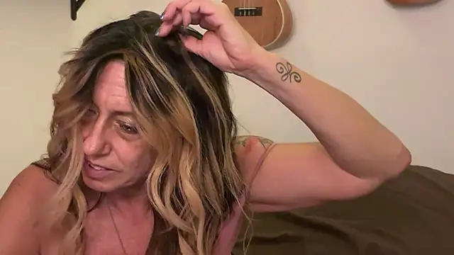 Raventhemilf live cam on StripChat