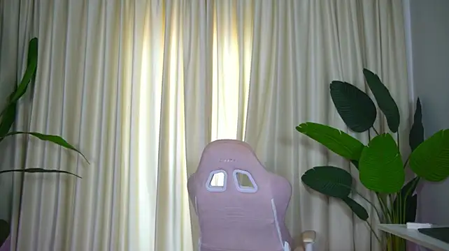 FoxieJullia live cam on StripChat