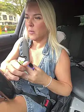 Bustyblondebabe32