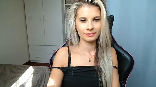 KristineGlow webcam
