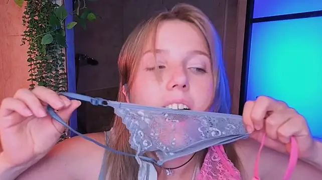 mary_ton (F young) - Play with pussy close up