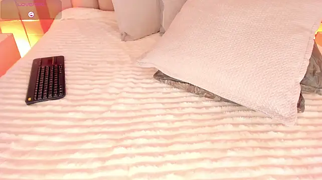 tahliamoreau (F young) - ⭐Camel toe + Teasing strokes in pussy⭐