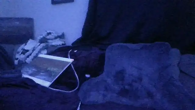 chloeluxe69 (F young) - Toy in Pussy