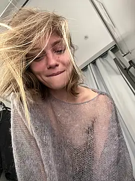 valenciashock (F young) - Full naked suck dildo