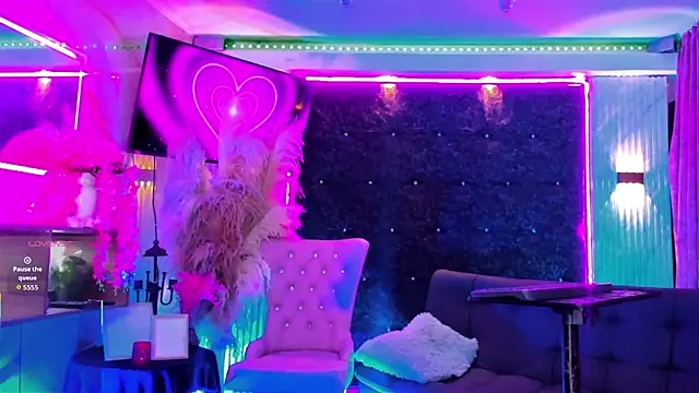 Queens_Wonders_Blonders webcam