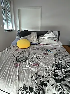 Chaos_and_cream webcam