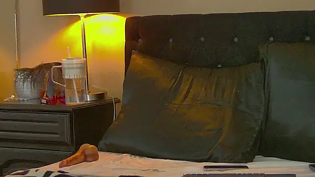 MisshaNight webcam