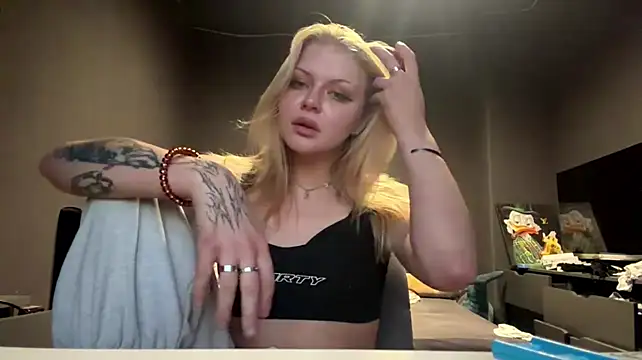 keepthisquiet live cam on StripChat