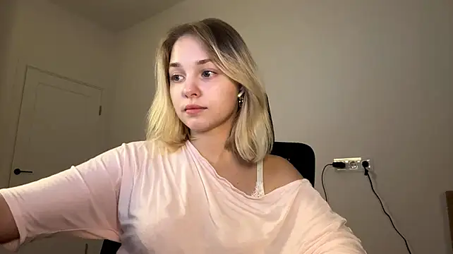 EveryoneEve live cam on StripChat