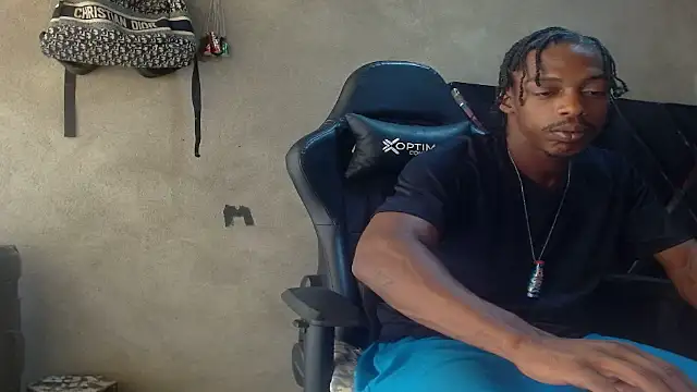 Larry-n-clouds live cam on StripChat