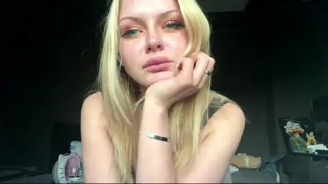 keepthisquiet live cam on StripChat