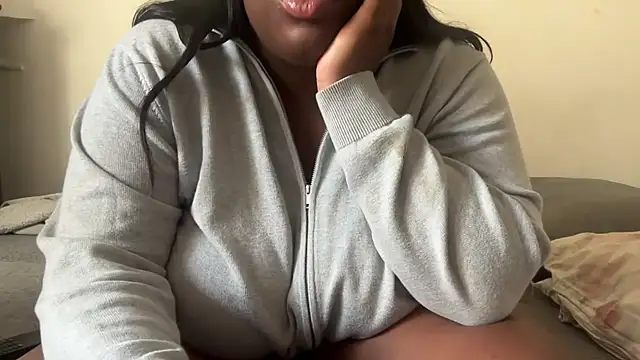 nanaisbackk live cam