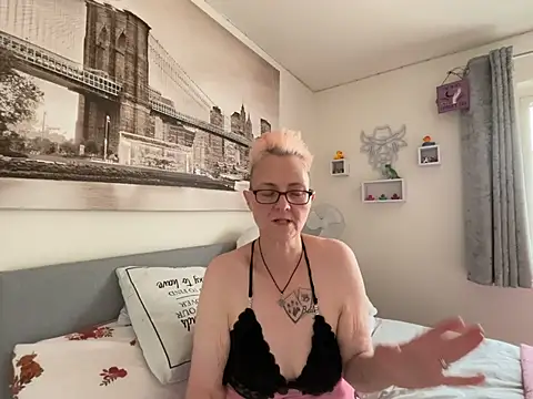 Curvy-Jinx webcam