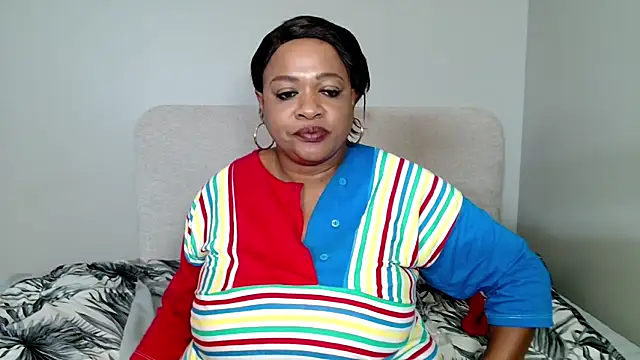 BUSTYQUEEN56_