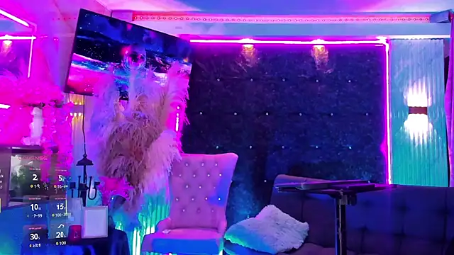Queens_Wonders_Blonders webcam