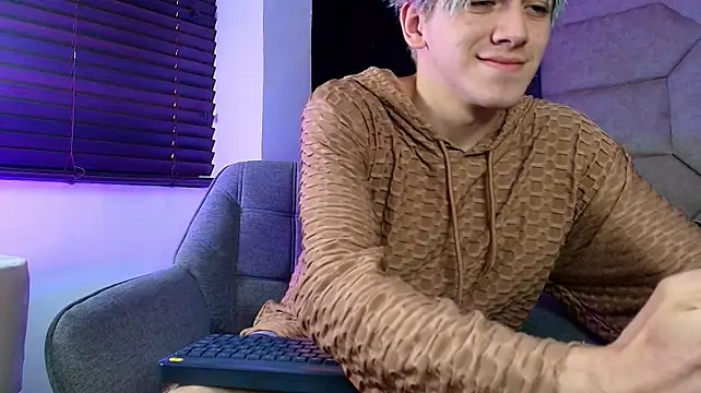 Tyler_Mcrey live cam on StripChat