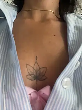 LuxeBrunetteXXX live sex cam