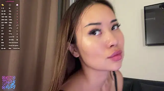 Ur_neighbor_Kira 🛃 naked cam chat