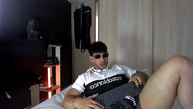 Dammianmiller live cam on StripChat