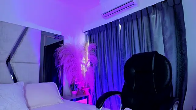 CarolineFyre webcam