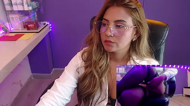 Natasha_Brm webcam