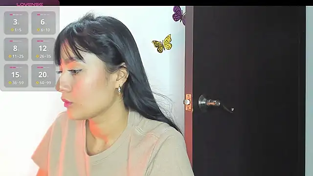 charlottekiss99 live cam on StripChat